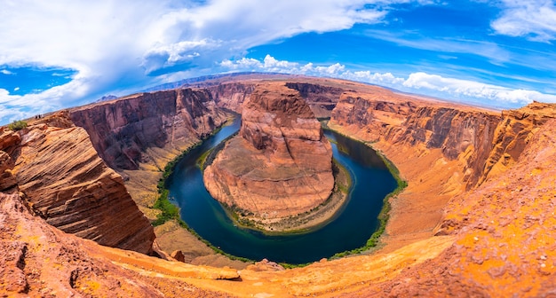 Panorama der beeindruckenden horseshoe bend und des colorado river im hintergrund, arizona. vereinigte staaten