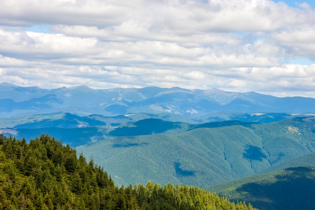 Panorama der Berge am sonnigen Tag