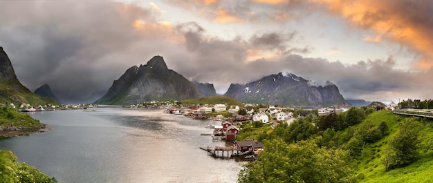 Panorama der Berge und Reine in Lofoten-Inseln Norwegen