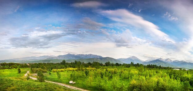 Panorama der Berge Zaili Alatau in Alamty