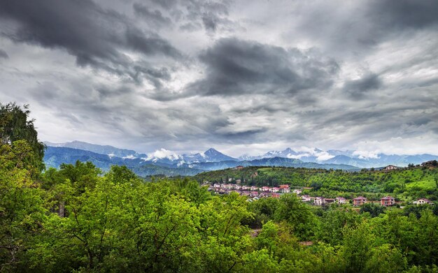 Panorama der Berge Zaili Alatau in Alamty