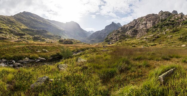 Panorama der Berglandschaft mit Wiese in einem Flusstal in den Abchasien-Kaukasus-Bergen