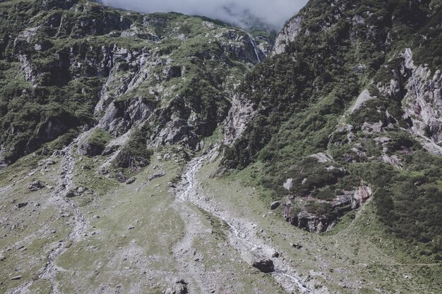 Panorama der Bergszene auf der Route der Triftbrücke im Nationalpark Schweiz, Europa. Sommerlandschaft, Sonnenscheinwetter, dramatischer bewölkter Himmel und sonniger Tag