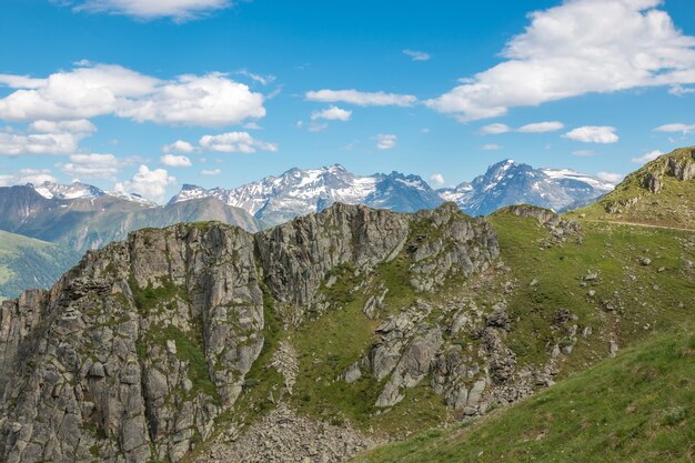 Panorama der Bergszene, Route großer Aletschgletscher im Nationalpark Schweiz, Europa. Sommerlandschaft, Sonnenscheinwetter, blauer Himmel und sonniger Tag