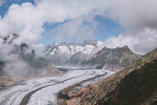 Panorama der Bergszene, Spaziergang durch den großen Aletschgletscher, Route Aletsch Panoramaweg im Nationalpark Schweiz, Europa. Sommerlandschaft, Sonnenscheinwetter, blauer Himmel und sonniger Tag