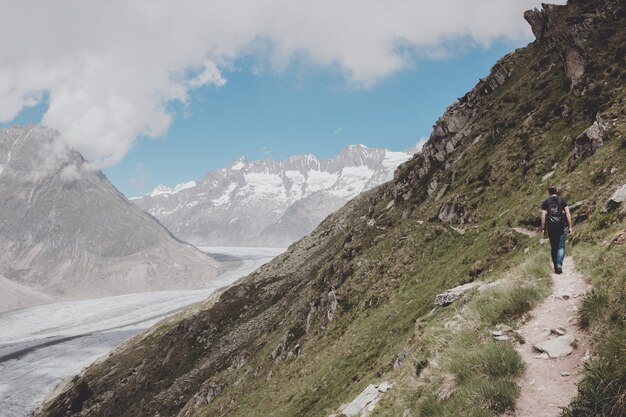 Panorama der Bergszene, Spaziergang durch den großen Aletschgletscher, Route Aletsch Panoramaweg im Nationalpark Schweiz, Europa. Sommerlandschaft, Sonnenscheinwetter, blauer Himmel und sonniger Tag