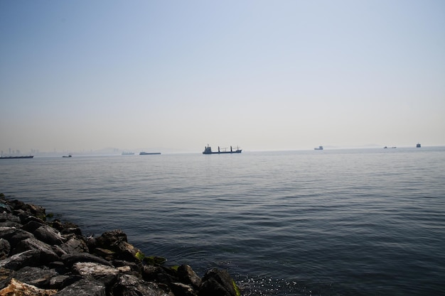 Panorama der Bucht und der großen Schiffe Heller sonniger Tag