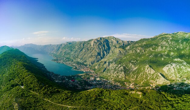 Panorama der Bucht von Kotor mit Stränden und Hotels und der Adria vor dem Hintergrund des sonnigen Himmels