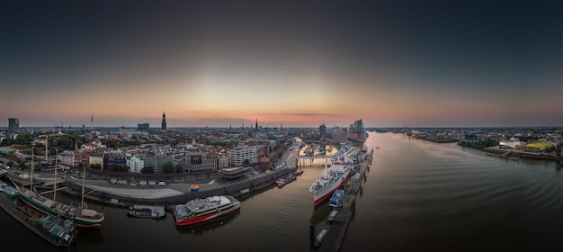 Panorama der Hamburger Skyline am frühen Morgen