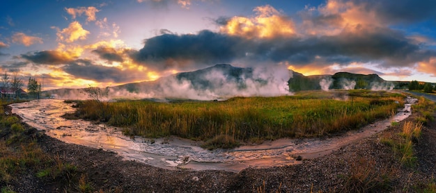 Panorama der heißen Quellen im geothermischen Gebiet Haukadalur in Island