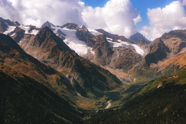 Panorama der Herbstberge des Kaukasus