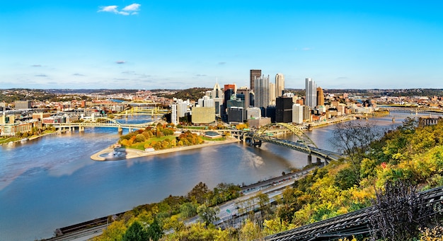 Panorama der Innenstadt von Pittsburgh, bekannt als das Goldene Dreieck, am Zusammenfluss von Allegheny River und Monongahela River. Pennsylvania, USA