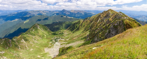 Panorama der Karpaten im sonnigen Sommertag