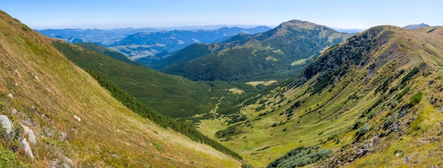 Panorama der Karpaten im sonnigen Sommertag
