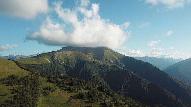 Panorama der Krimberge Schöne Berge mit Wäldern Luftansicht