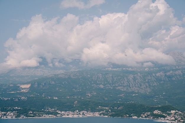 Panorama der küste von hercegnovi in montenegro-ansicht von der halbinsel lustica