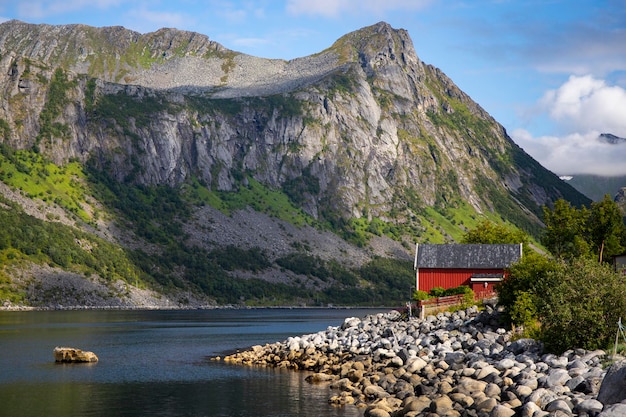 Panorama der Landschaft der Insel Senja, Nordnorwegen, kleine bunte Häuser am Ufer