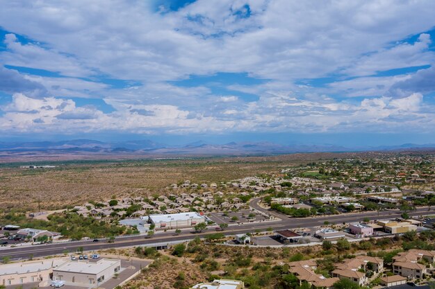 Panorama der Luftaufnahme einer kleinen Stadt in Fountain Hills in der Nähe der Bergwüste der Vorstadtsiedlung in Arizona USA