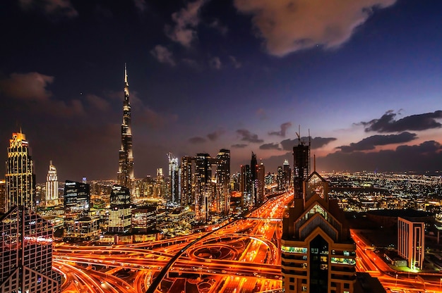 Panorama der modernen Stadt im Stadtzentrum von Dubai bei Nacht