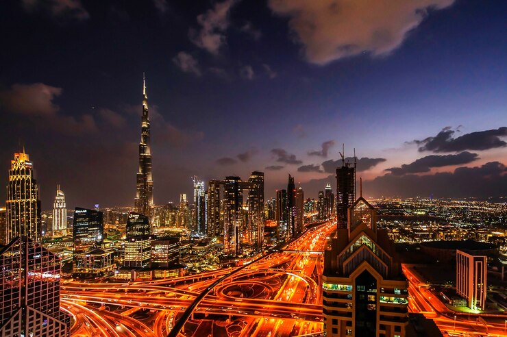 Panorama der modernen Stadt im Stadtzentrum von Dubai bei Nacht