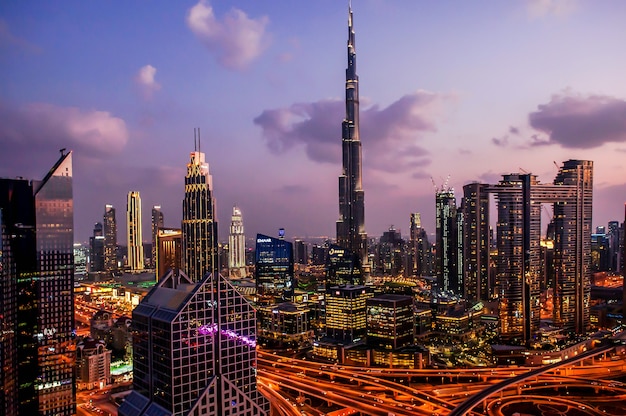 Panorama der modernen Stadt im Stadtzentrum von Dubai bei Nacht