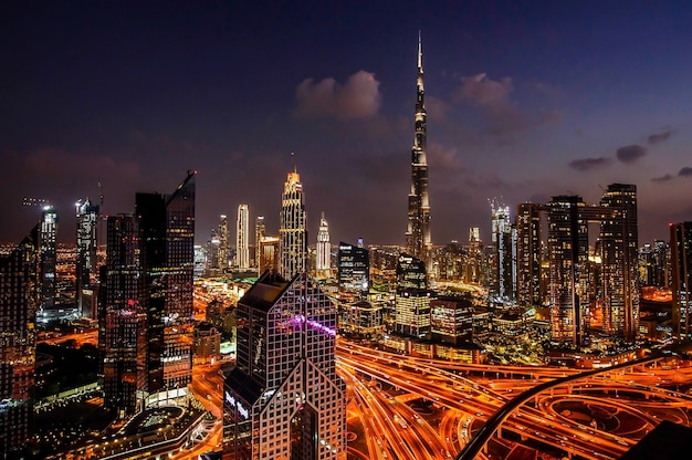 Panorama der modernen Stadt im Stadtzentrum von Dubai bei Nacht