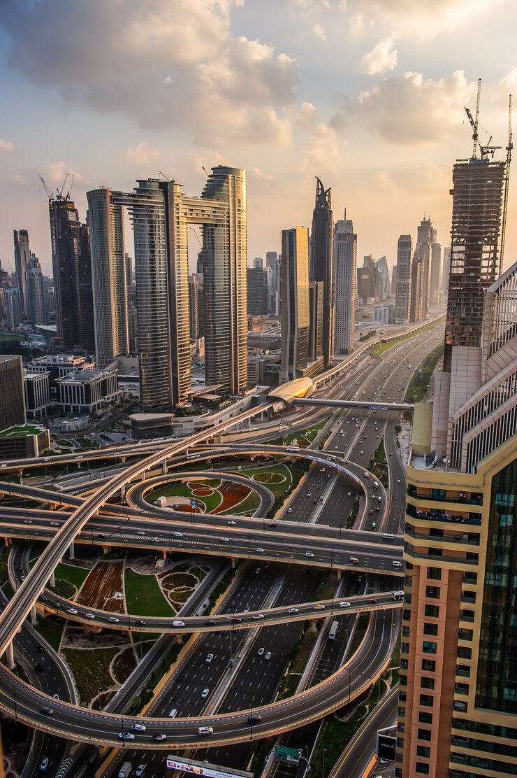 Panorama der modernen Stadt im Stadtzentrum von Dubai bei Nacht