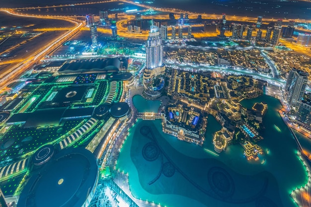 Panorama der Nacht Dubai während des Sonnenuntergangs