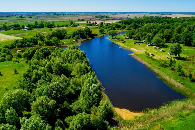 Panorama der Natur mit einem Teich aus der Höhe wird mit einem Quadrocopter aufgenommen.