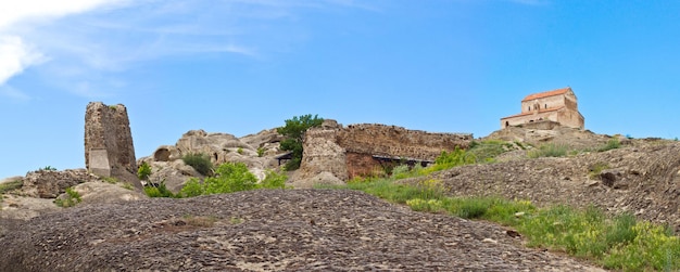 Panorama der prähistorischen Ruinen der Höhlenstadt Uplisziche in der Kaukasusregion Georgien