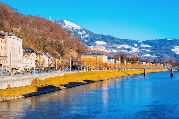 Panorama der Salzburger Altstadt und Brücke über die Salzach in Österreich. Landschaft und Stadtbild der Mozartstadt im Schnee Europa im Winter. Panoramablick auf die alte österreichische Stadtstraße. Sonne und blauer Himmel