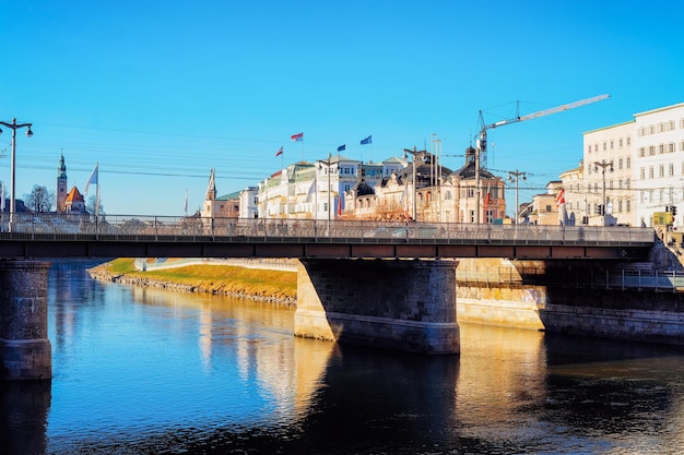 Panorama der Salzburger Altstadt und Brücke über die Salzach, Österreich. Landschaft und Stadtbild der Mozartstadt im Schnee Europa im Winter. Panoramablick auf die alte österreichische Stadtstraße. Sonne und blauer Himmel