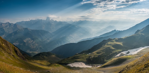 Panorama der schönen Berge durch Sonnenlicht beleuchtet