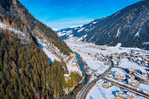Panorama der Skiortstadt Mayrhofen und des Flusses Ziller in Tirol im Zillertal in Österreich in den Winteralpen. Landschaft und Stadtbild mit Alpenbergen mit weißem Schnee. Blick vom Penkenpark