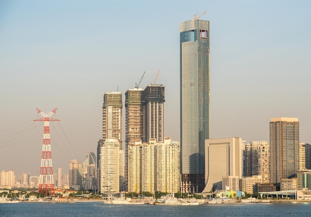 Panorama der Skyline der Stadt Xiamen in China vom Meer aus