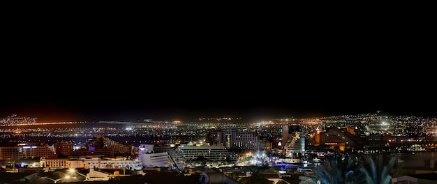 Panorama der Stadt Eilat bei Nacht