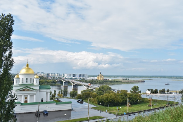 Panorama der Stadt Nischni Nowgorod bei gutem Wetter
