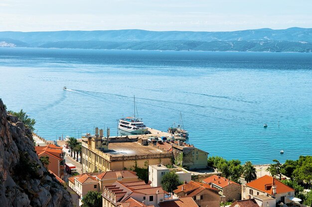 Panorama der Stadt Omis zwischen Hügeln und Fluss Cetina, Dalmatien, Kroatien