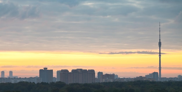 Panorama der Stadt unter grauen Wolken bei Sonnenaufgang