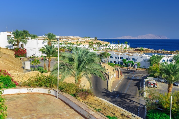 Panorama der weißen Stadt an einem tropischen Ferienort, Ägypten