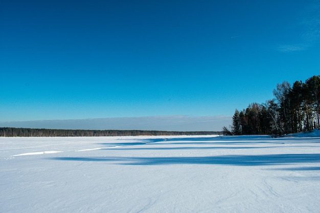 Panorama der Wolga im Winter an einem klaren Tag