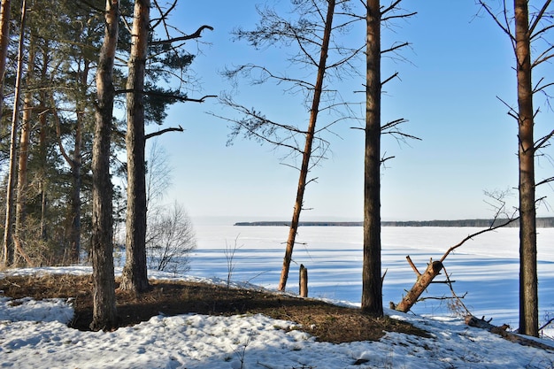 Panorama der Wolga im Winter an einem klaren Tag