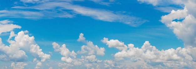 Panorama des blauen Himmels mit weißen Wolken bei sonnigem Wetter