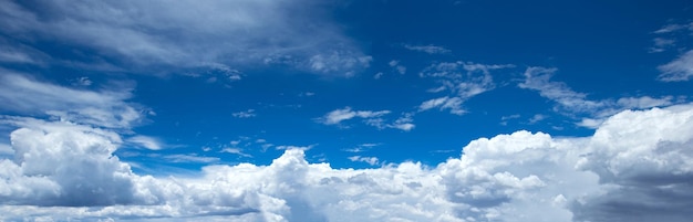 Panorama des blauen Himmels mit weißen Wolken