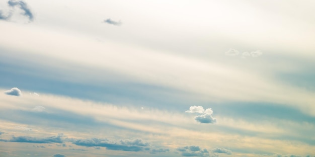 Panorama des blauen Sonnenunterganghimmelhintergrundes mit weißen Wolken