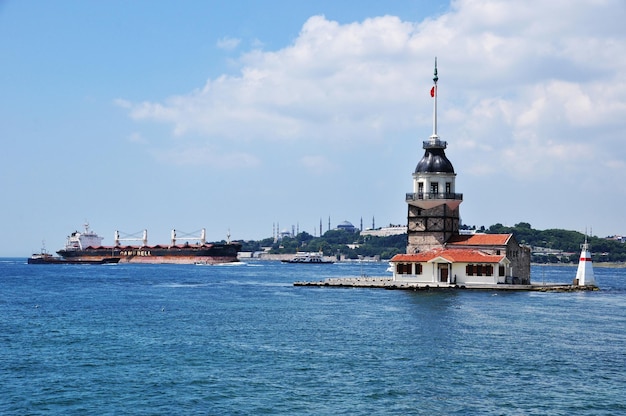 Panorama des Bosporus. Blick auf die Jungferninsel und das große Ozeanschiff. 11. Juli 2021, Istanbul, Türkei.