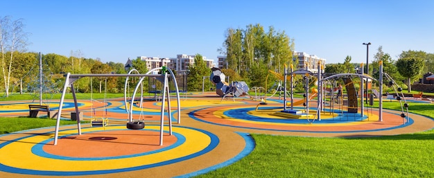 Panorama des bunten großen Spielplatzes in einem Stadtpark