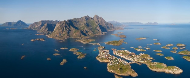 Panorama des Fischerdorfes auf den Lofoten Norwegen Luftpanorama Urlaub Reisekonzept