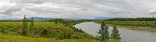 Panorama des Flusses im Naturpark auf Taimyr