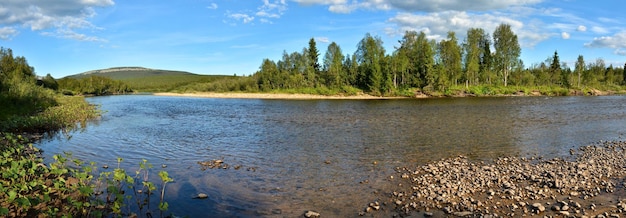 Panorama des Flusses Taiga im Nationalpark